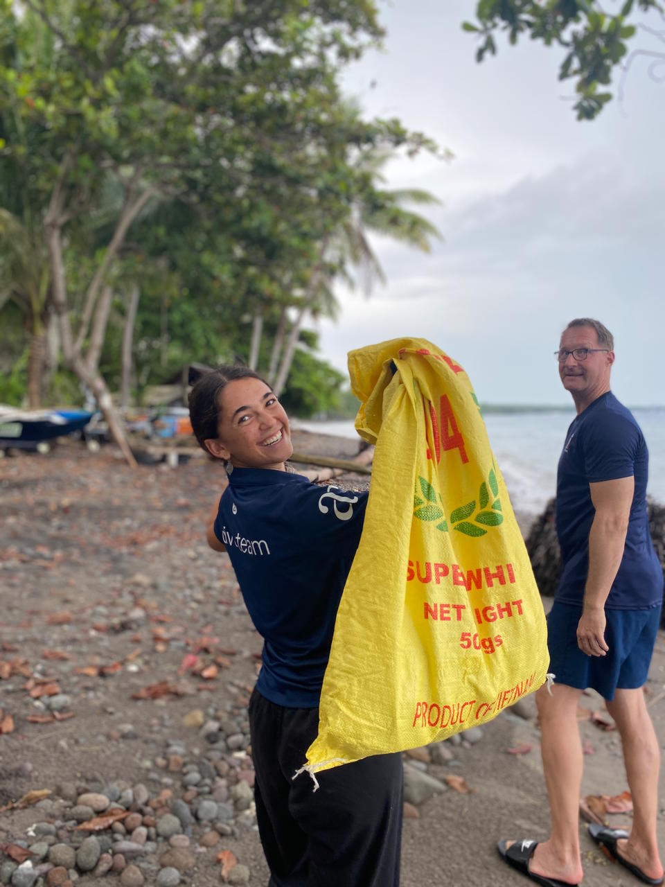 Beach clean-up in Dauin