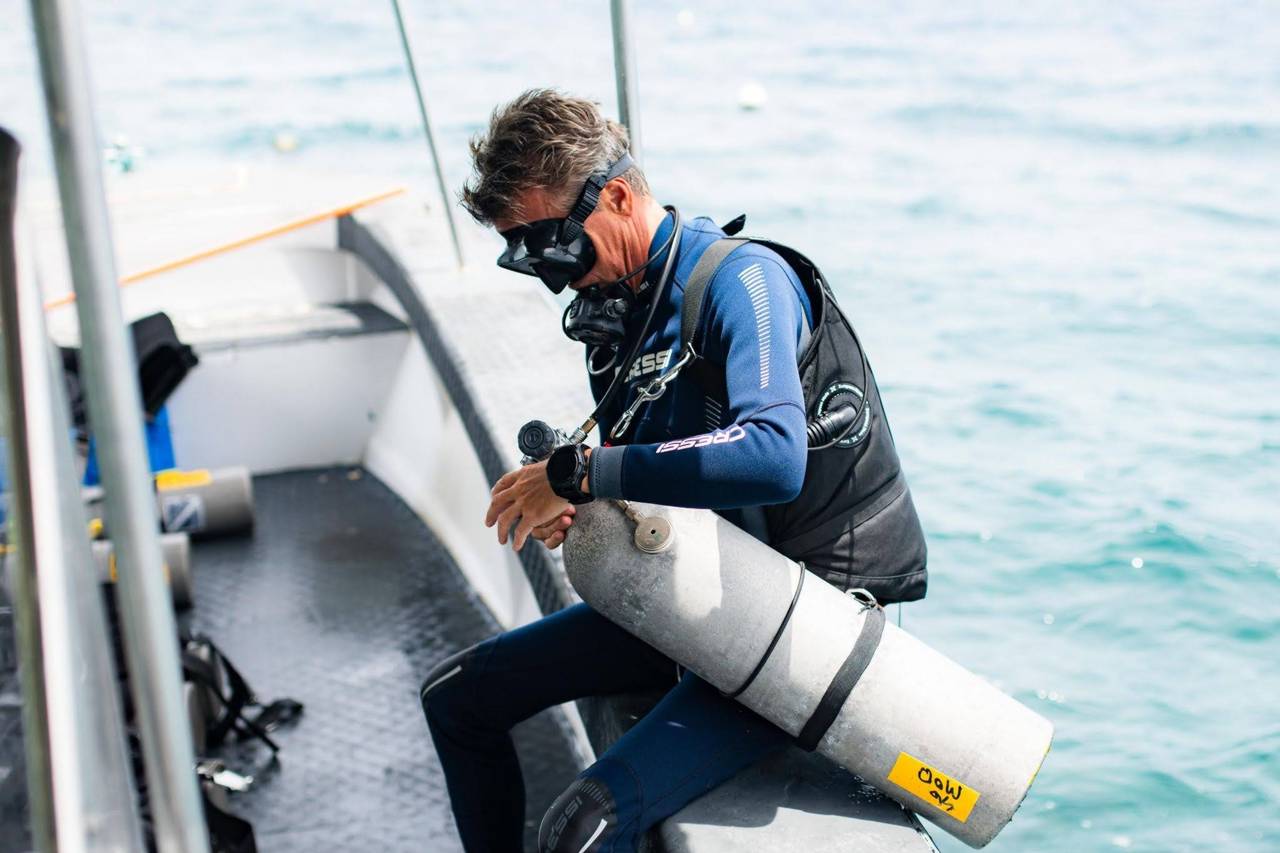 Sidemount diving in Dauin