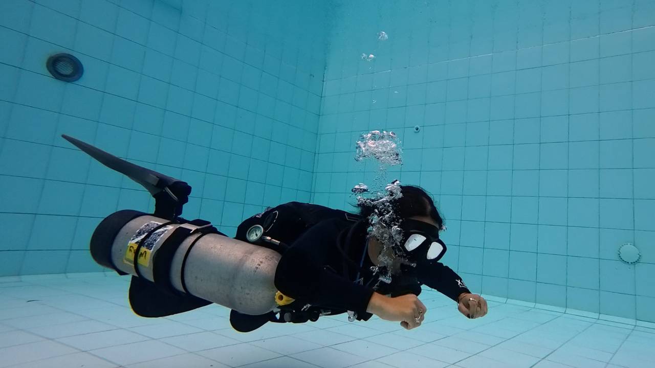 Testing the sidemount harness in the pool