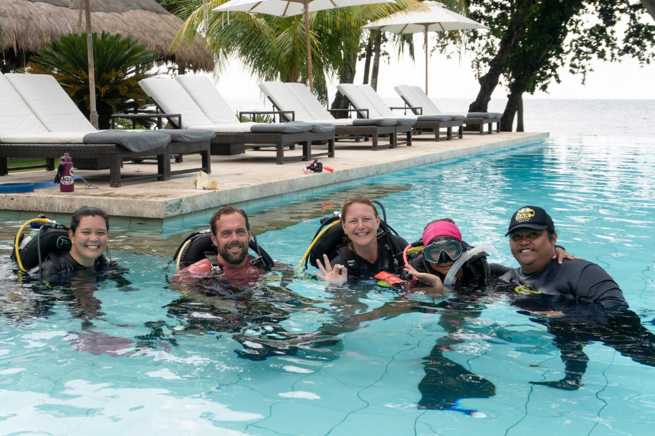 Berlinda with IDC students in the pool during PADI instructor training at Atmosphere Resorts & Spa